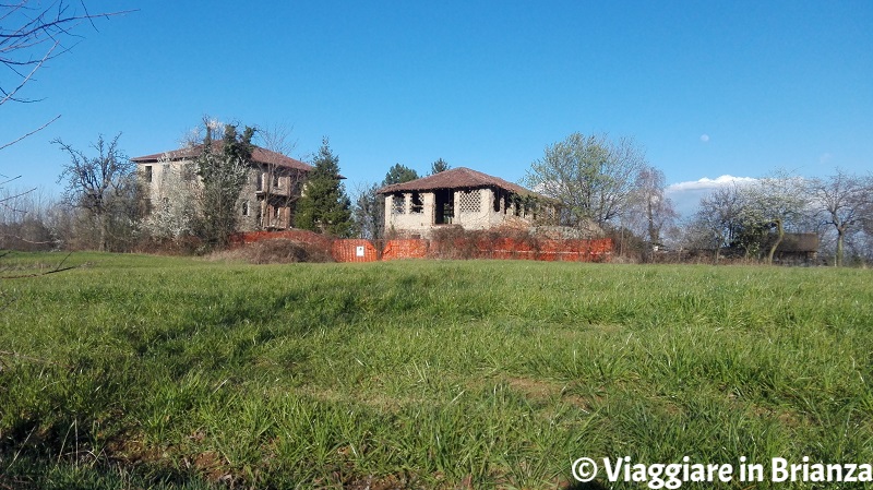 Cascina Belvedere a Mariano Comense vista da lontano