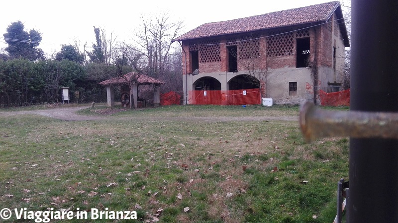 Cosa fare a Mariano Comense, Cascina Mordina: il rustico e il pozzo