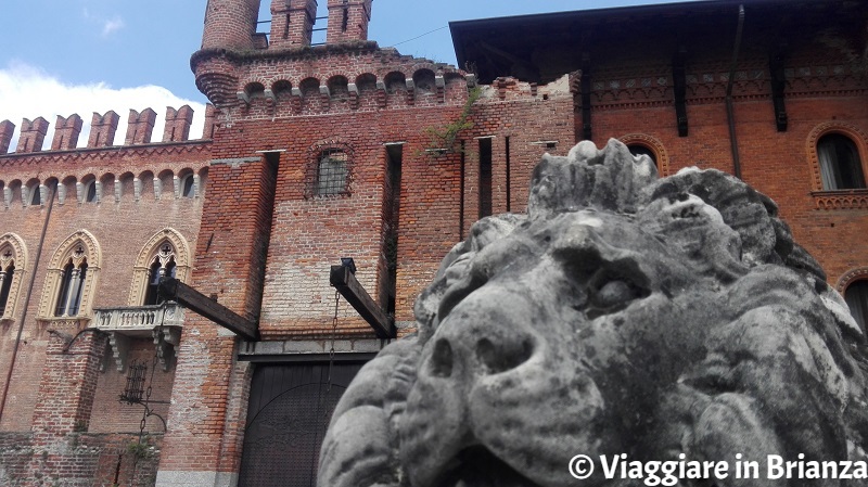 Castello di Carimate, il leone all'ingresso