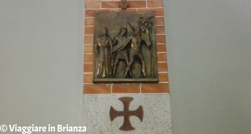 Chiesa dei Santi Pietro e Paolo a Muggiò, la formella in bronzo