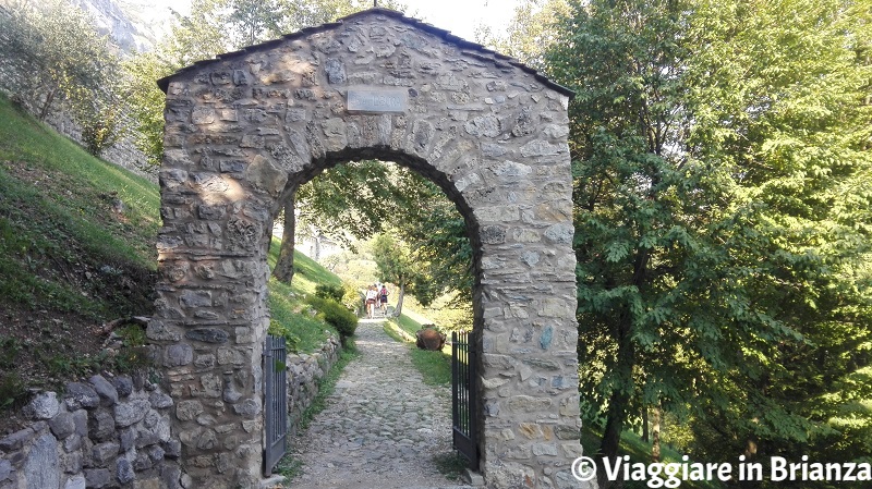 Il portale in pietra dell'Abbazia di San Pietro al Monte