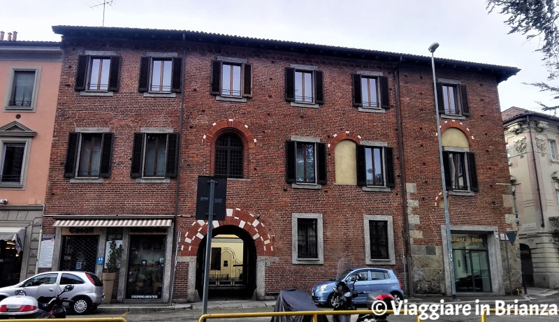 Cosa fare a Monza, Casa Torre dei Gualtieri