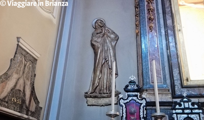 Il bassorilievo in bronzo di Maria nella Cappella del Santo Crocifisso della Basilica di Seregno