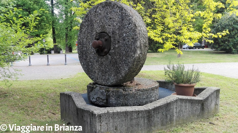 Cosa vedere a Fino Mornasco, la macina nel parco di Villa Mambretti