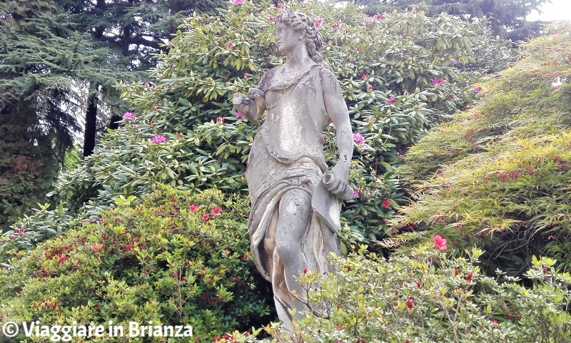 Cosa vedere a Fino Mornasco, la statua di Clio nel parco di Villa Mambretti