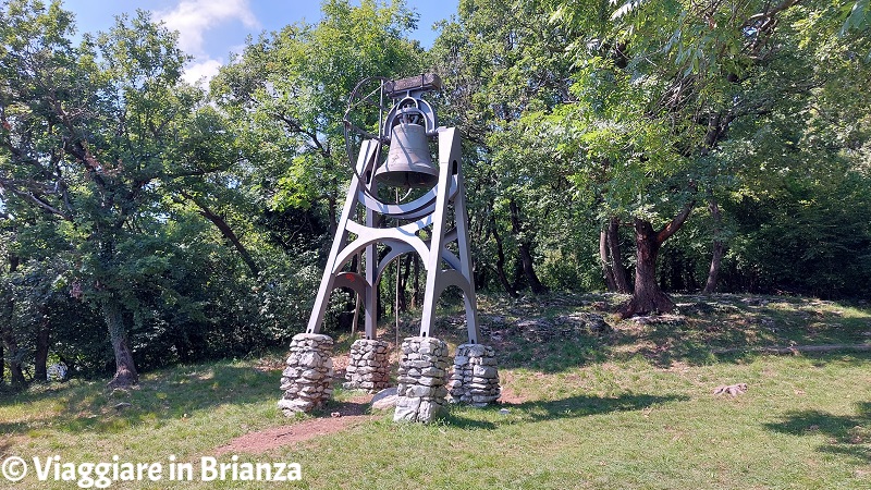 La campana della Croce Pessina a Erba sul Monte Panigas