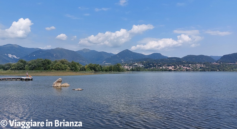 Il lago di Pusiano e il lido di Moiana