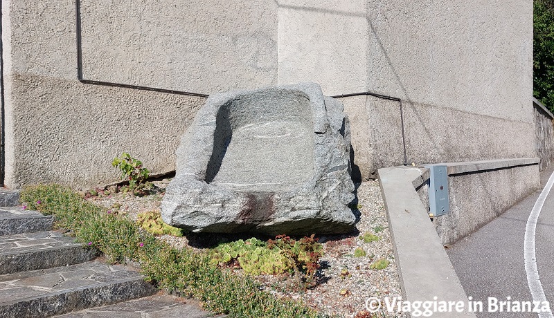 Il masso avello della chiesa di Brenno