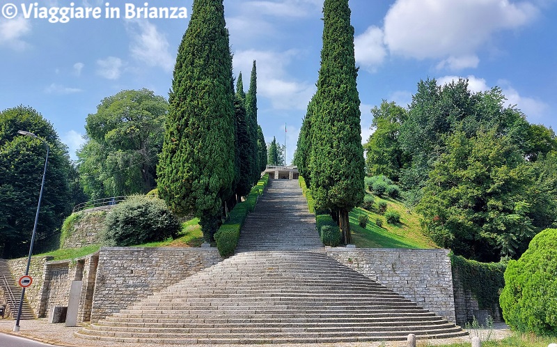 La scalinata del Monumento ai Caduti di Erba