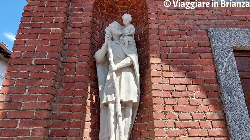 La statua di San Cristoforo nella Chiesa di San Rocco a Costa Masnaga