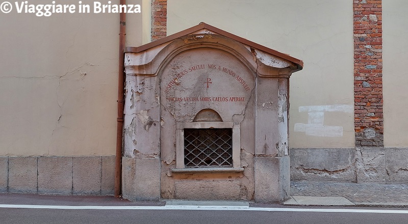 La cappelletta con i teschi della Chiesa di San Rocco di Mariano Comense