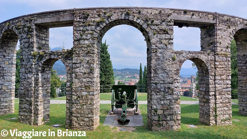 Erba, il Monumento ai Caduti e la vista panoramica