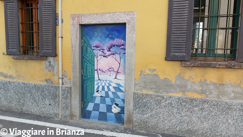 Giussano, la porta colorata di via Monte Grappa