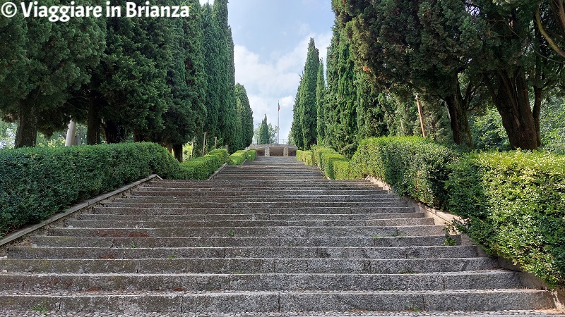 La gradinata del Monumento ai Caduti di Erba