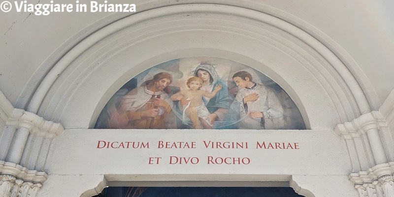 La lunetta del pronao del Santuario di San Rocco a Mariano Comense