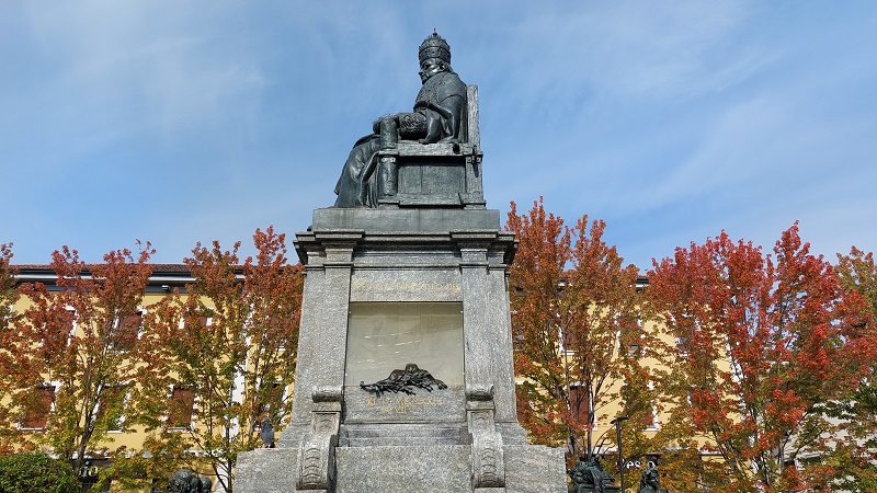 Il monumento a Pio XI a Desio