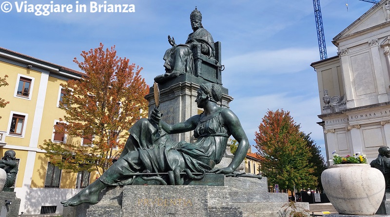 La statua della Prudenza del Monumento a papa Pio XI a Desio