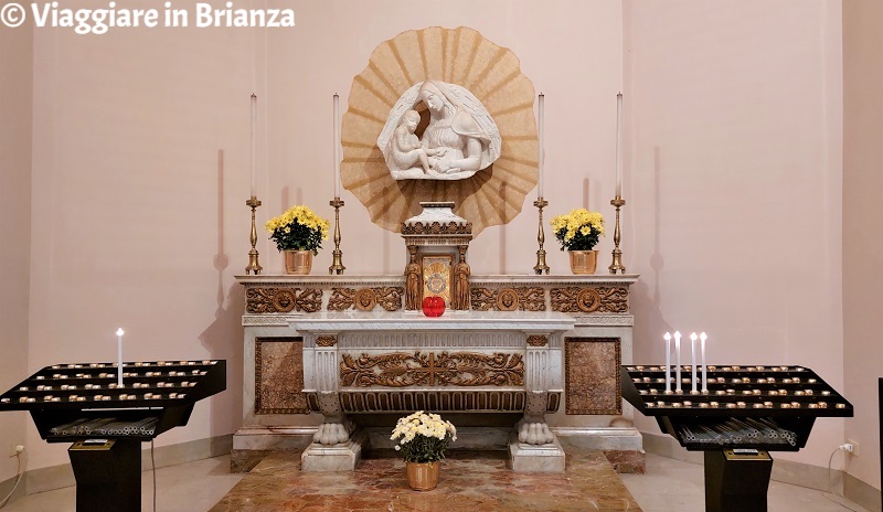 Chiesa di San Carlo a Seregno, l'altare della Beata Vergine Maria