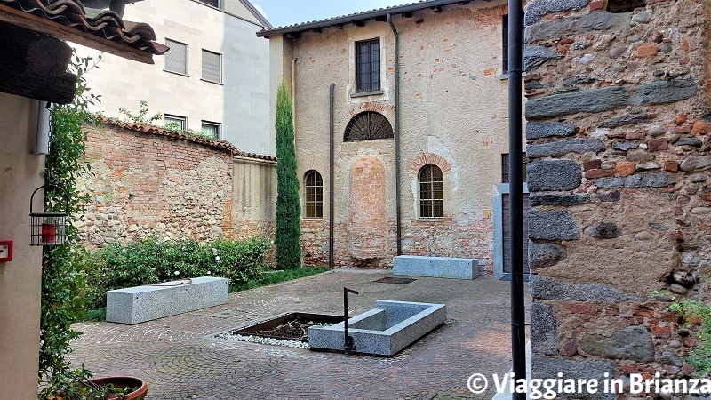 Mariano Comense, la Chiesa e il cortile di San Francesco