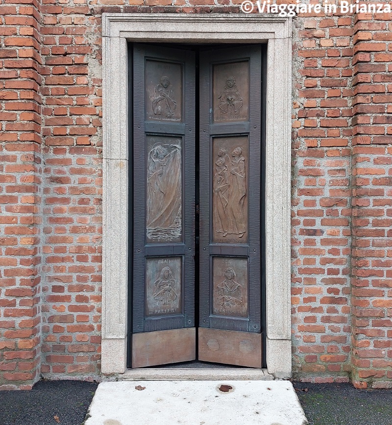La porta laterale della Chiesa di San Carlo