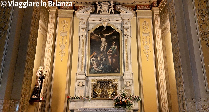 Seveso, Chiesa dei Santi Gervaso e Protaso: l'altare del Crocifisso