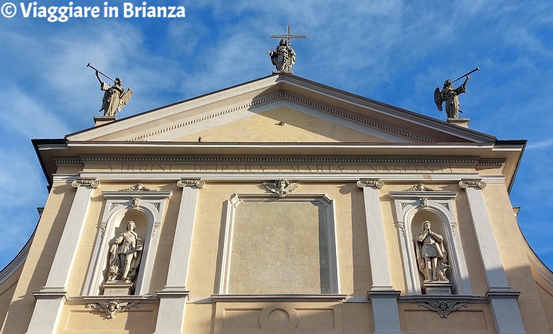 L'affresco centrale sulla facciata del santuario di Meda