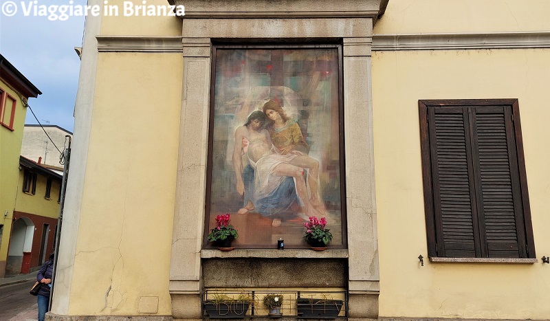 La Madonna con Cristo morente di Mario Bogani a Cesano Maderno