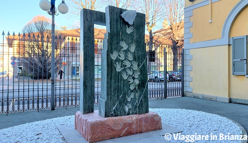 Il monumento Passo dell'Alpino a Mariano Comense