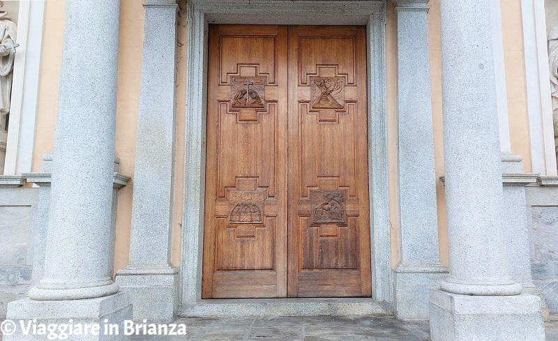 Santuario del Santo Crocifisso a Meda, il portale centrale