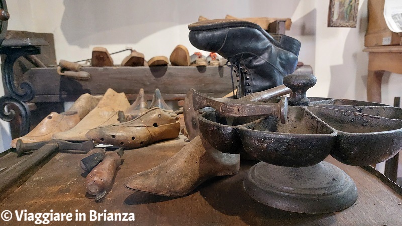 Attrezzi da calzolaio nel museo civico di Biassono
