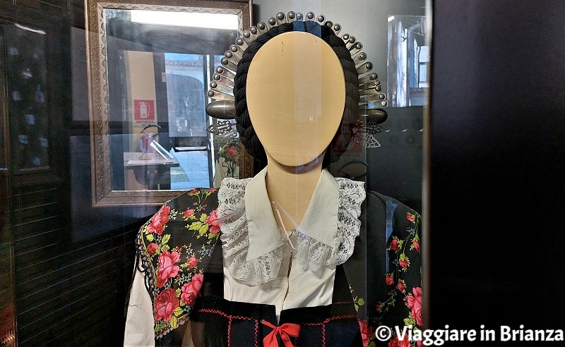 Il costume lombardo da donna