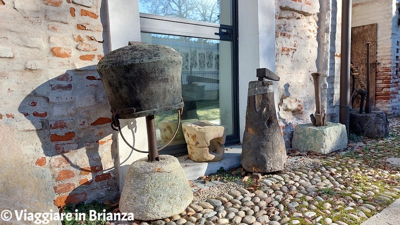 I frammenti archeologici nel cortile del museo di Biassono