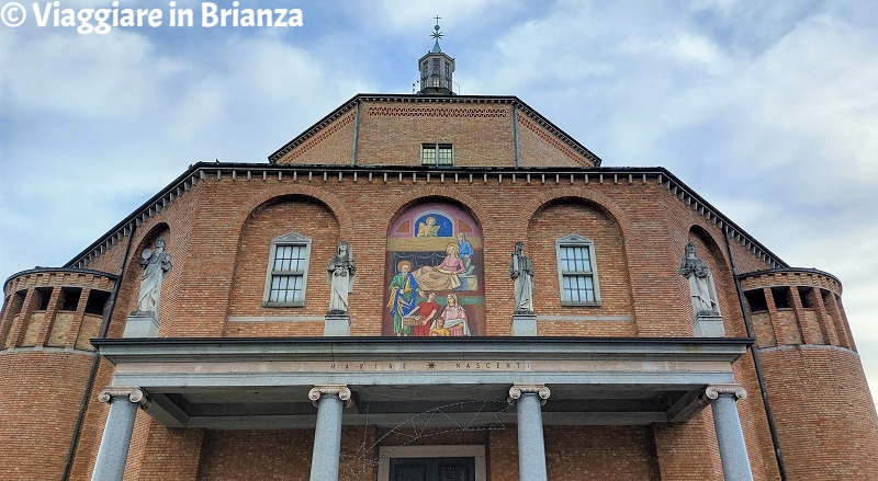 Cabiate, Chiesa di Santa Maria Nascente, le statue del pronao