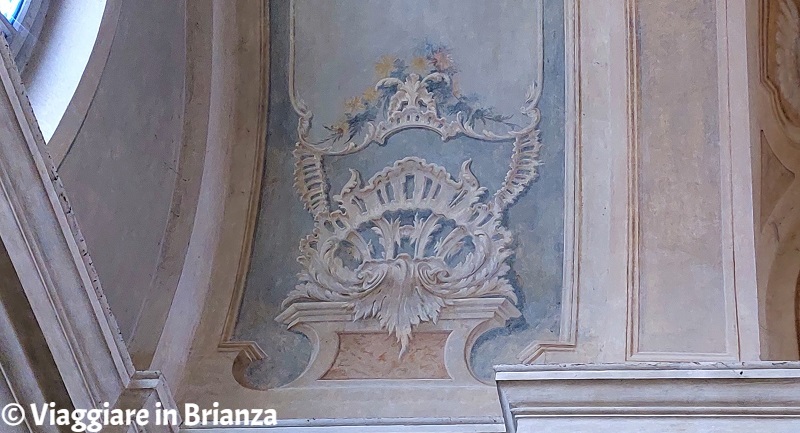Le decorazioni dell'altare della Madonna del Rosario del santuario di Cabiate