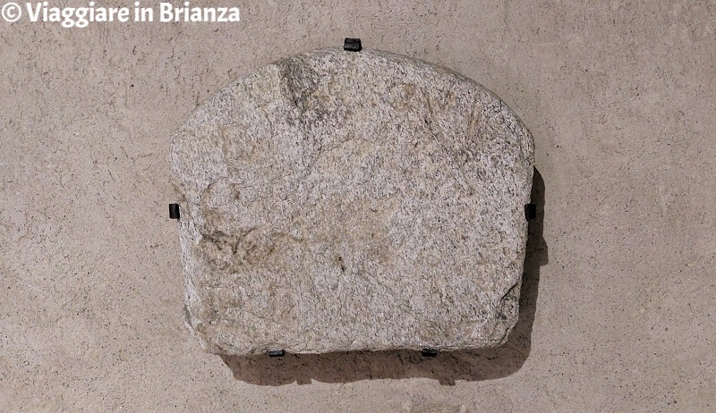 La stele funeraria della basilica di Agliate