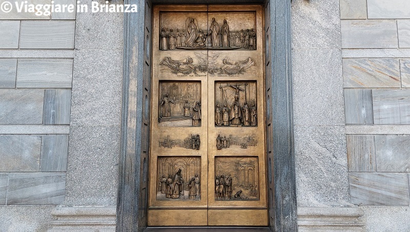 Il portale di ingresso della basilica di Seregno