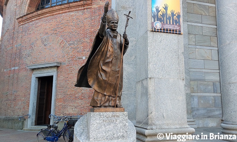 La statua di Giovanni Paolo II nella basilica di Seregno