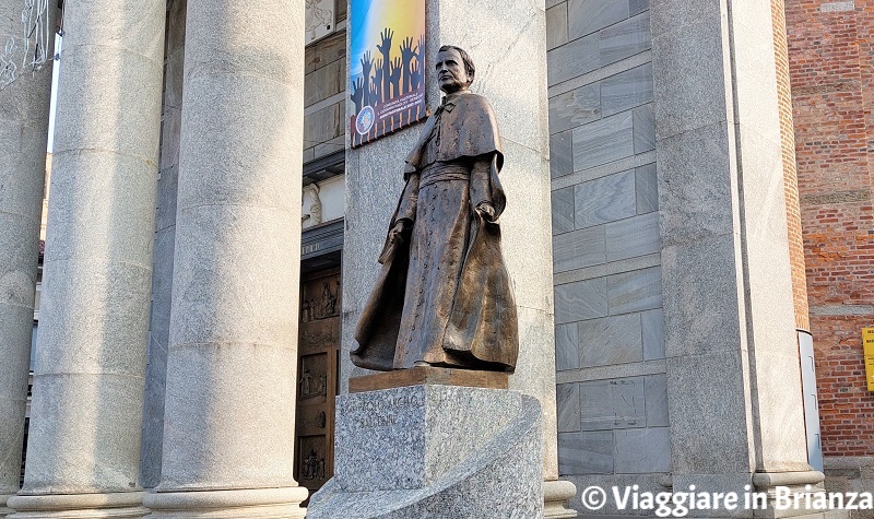 La statua del patriarca Ballerini nella basilica di Seregno