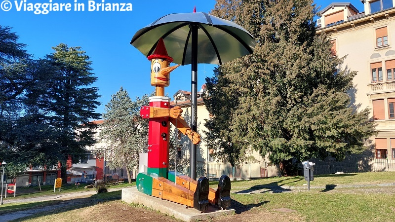 Cantù, Pinocchio con Ombrello nel parco Martiri delle Foibe