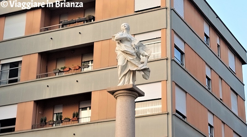 La statua della Madonna in viale del Santuario a Seregno