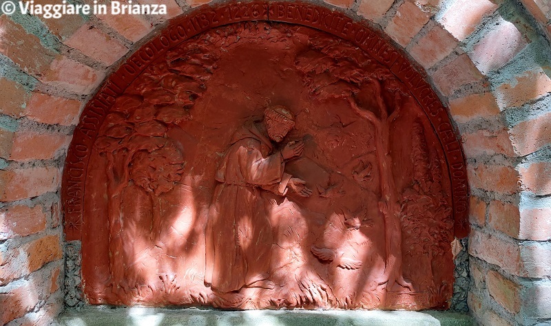 Sentiero 4 a Cabiate, il bassorilievo di San Francesco