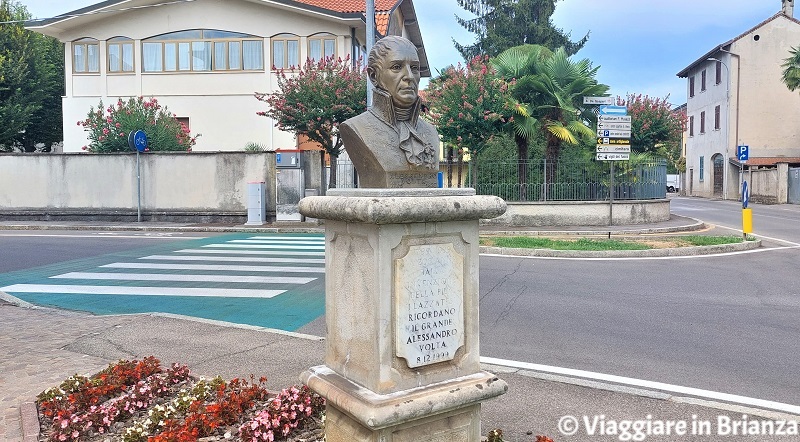 Cosa vedere a Lazzate, il busto di Alessandro Volta