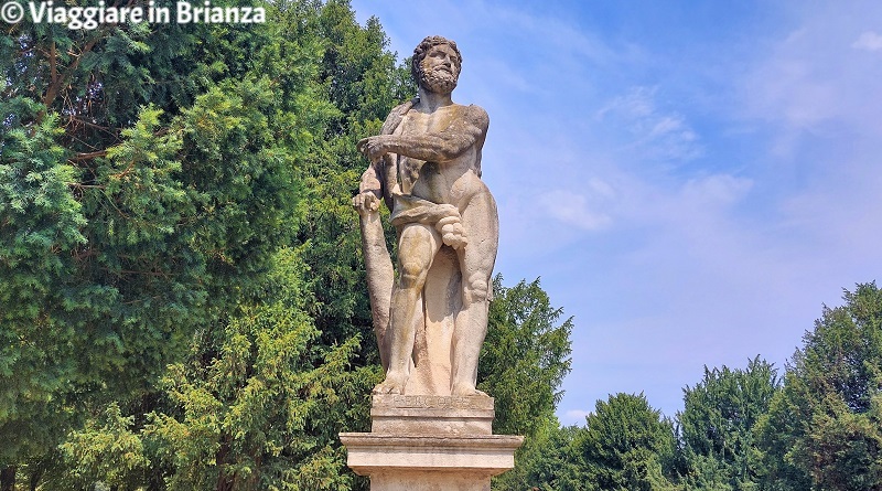 Parco Arese Borromeo, la statua di Ercole