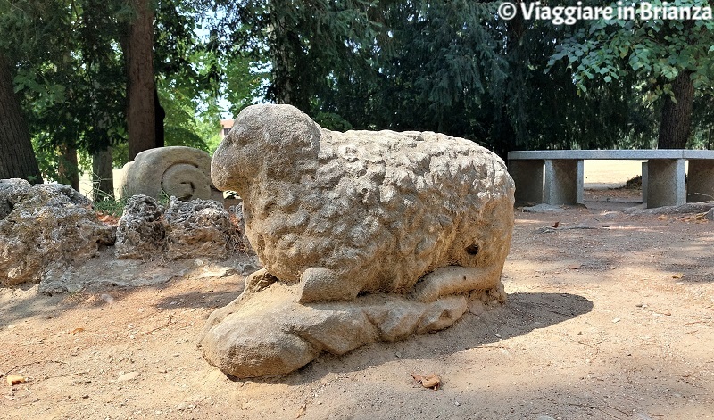 La pecorella nel Giardino Arese Borromeo