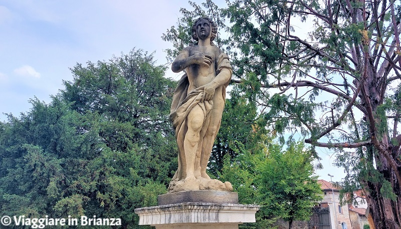 La statua della Primavera nel Giardino Arese Borromeo