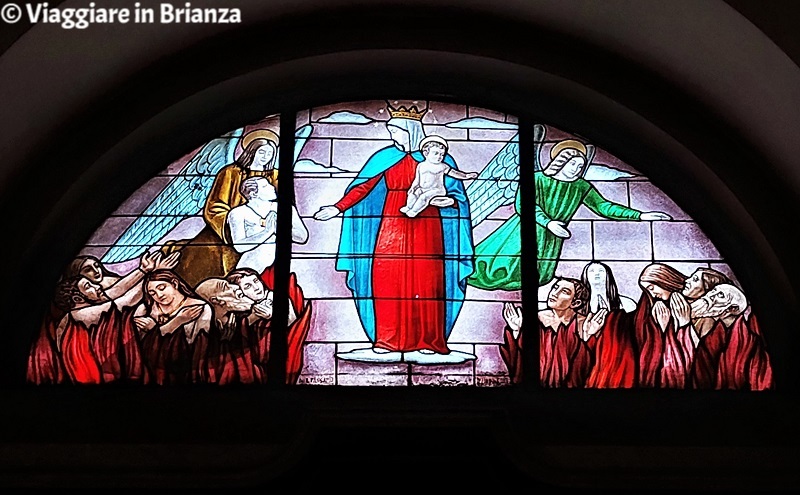 La vetrata della Madonna del Carmine