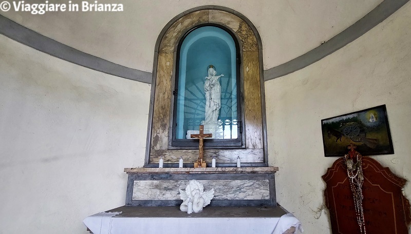 L'altare della Cappella della Madonna del Rosario a Cermenate