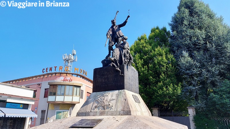 Mariano Comense, il Monumento ai Caduti