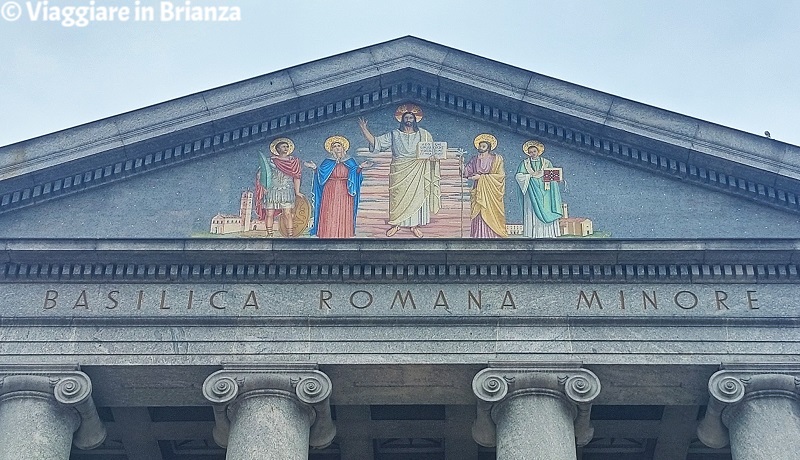 Seregno, centro storico: il timpano della Basilica di San Giuseppe