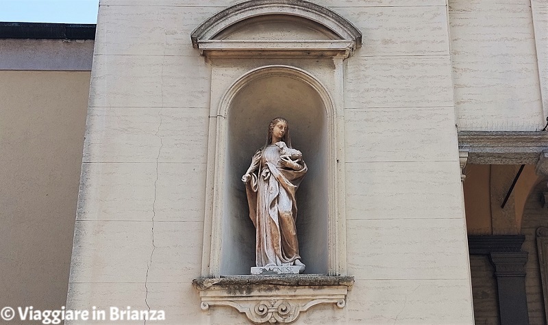 La statua di Sant'Agnese